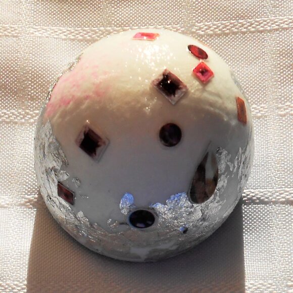 Handmade collages on a set of varnished eggshells - Picture 11 of 16